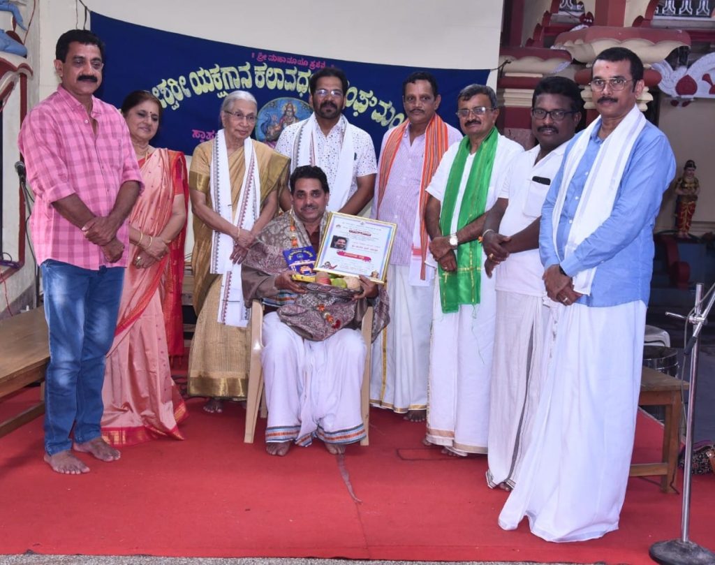 ಶ್ರೀ ವಾಗೀಶ್ವರಿ ಯಕ್ಷಗಾನ ಕಲಾವರ್ಧಕ ಸಂಘದ ಶತಮಾನೋತ್ಸವ ಸರಣಿ ಕಾರ್ಯಕ್ರಮದಲ್ಲಿ ವಾಲ್ಪಾಡಿ ಮುರಳಿ ಭಟ್ ಇವರಿಗೆ ಸಂಮಾನ