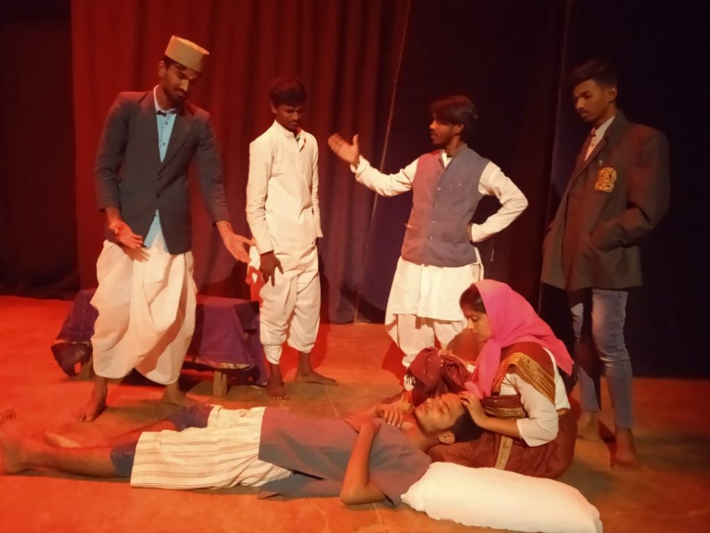 ಟೊಳ್ಳು ಗಟ್ಟಿ (ಮಕ್ಳಿಸ್ಕೂಲ್ ಮನೇಲಲ್ವೆ) – ತುಮಕೂರಿನಲ್ಲಿ ನಾಟಕ ಪ್ರದರ್ಶನ