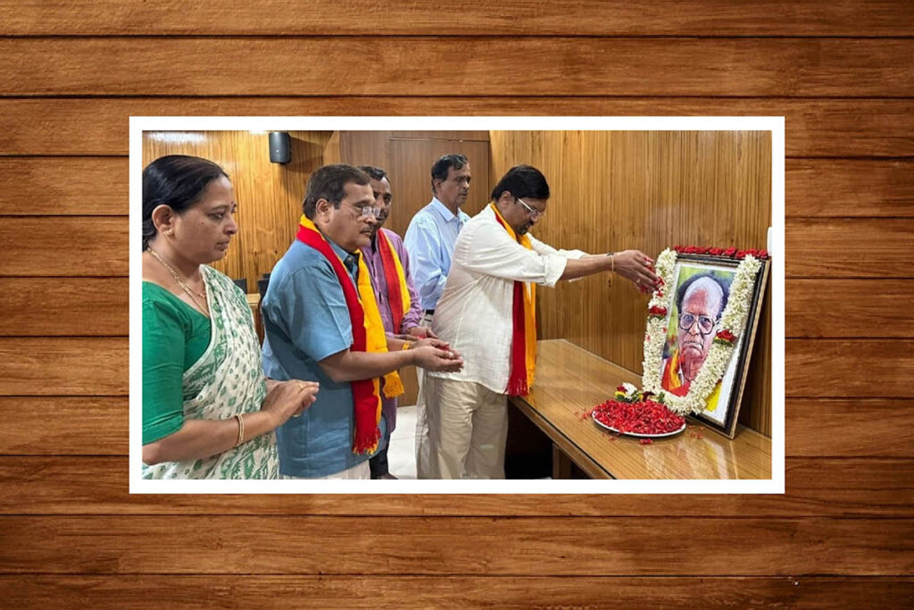 84ನೆಯ ಜನ್ಮದಿನದ ಸ್ಮರಣಾರ್ಥ ಚಂಪಾರಿಗೆ ಪುಷ್ಪನಮನ