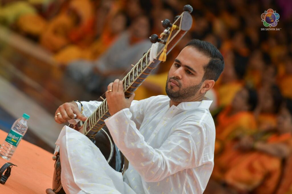 ಪುಟ್ಟಪರ್ತಿಯಲ್ಲಿ ಅಂಕುಶ್ ನಾಯಕ್ ‘ಸಿತಾರ್ ವಾದನ’