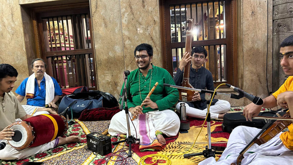 ಕಟೀಲಮ್ಮನ ಸನ್ನಿಧಿಯಲ್ಲಿ ನಂದಿನೀ ನದಿಯ ಭೋರ್ಗರೆತದ ನಡುವೆ ‘ಮಧುರಧ್ವನಿ-ಸುಪ್ರಭಾತ ಸೇವೆ’