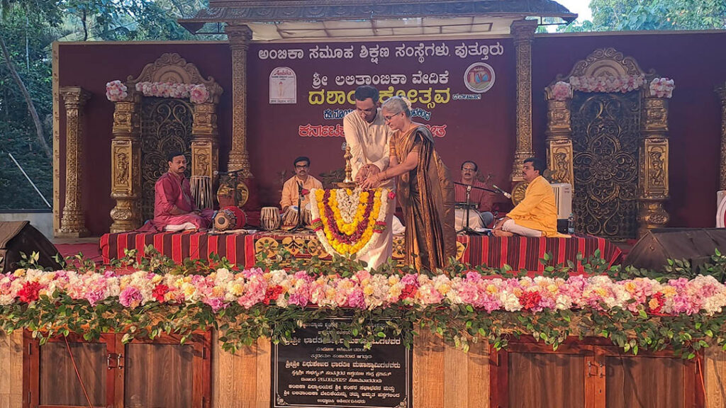 ಅಂಬಿಕಾ ಅಂಗಳದಲ್ಲಿ ‘ದಶಾಂಬಿಕೋತ್ಸವ’ ಪ್ರಯುಕ್ತ ಸೂರ್ಯಗಾಯತ್ರಿ ತಂಡದಿಂದ ಸಂಗೀತ ವೈಭವ