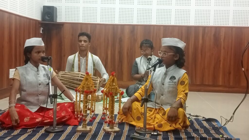 ರೇಡಿಯೋ ಕುಂದಾಪುರ ಸ್ಟುಡಿಯೋದಲ್ಲಿ ಯಶಸ್ವೀ ಕಲಾವೃಂದ ಹೂವಿನಕೋಲು ಸಮಾರೋಪ