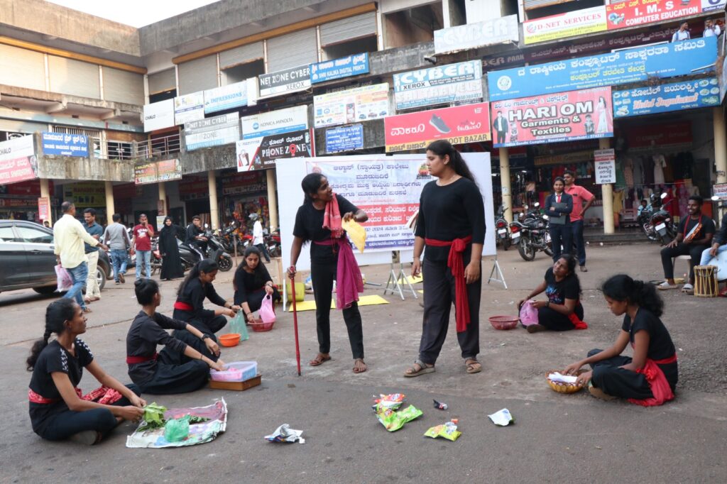 ‘ಕಸ ವಿಲೇವಾರಿ ಜಾಗೃತಿ’ ಆಳ್ವಾಸ್ ಕಾಲೇಜು ವಿದ್ಯಾರ್ಥಿಗಳಿಂದ ಬೀದಿನಾಟಕ
