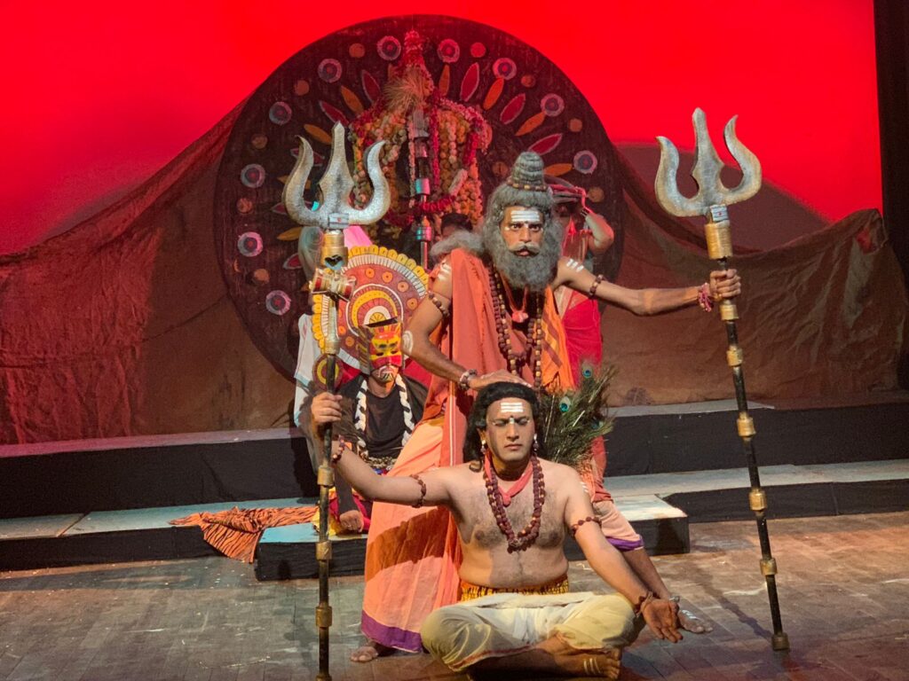 ನಾಟಕ ವಿಮರ್ಶೆ – ನೆಲಸಂಸ್ಕೃತಿಯನ್ನು ಬಿಂಬಿಸುವ ರಂಗಪ್ರಯೋಗ ‘ಮಂಟೇಸ್ವಾಮಿ ಕಥಾಪ್ರಸಂಗ’