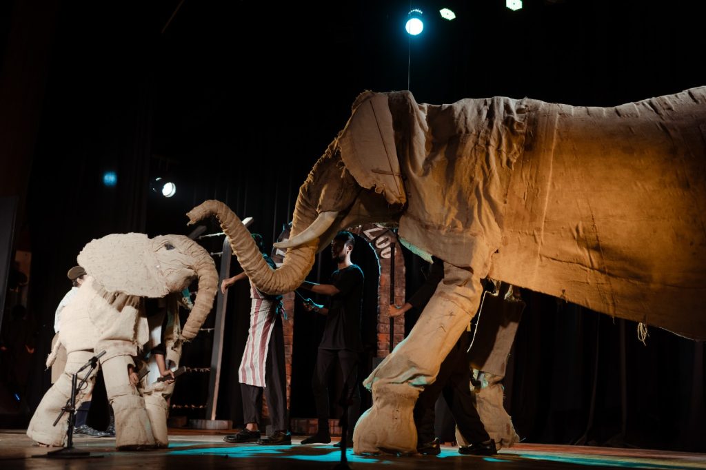 ನಾಟಕ ವಿಮರ್ಶೆ – ಬೇಲಿಯಾಚಿನ ಗೆಳೆಯ (ಎ ಫ್ರೆಂಡ್ ಬಿಯಾಂಡ್ ದ ಫೆನ್ಸ್).