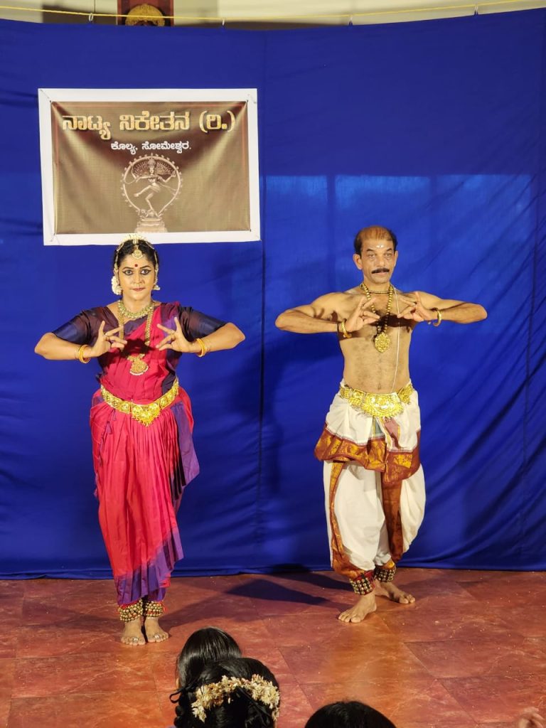 ಭರತಾಂಜಲಿಯ ನೃತ್ಯ ಗುರುಗಳಾದ ವಿದ್ವಾನ್ ಶ್ರೀಧರ ಹೊಳ್ಳ ಮತ್ತು ವಿದುಷಿ ಪ್ರತಿಮಾ ಶ್ರೀಧರ್ ನೃತ್ಯ ಪ್ರದರ್ಶನ