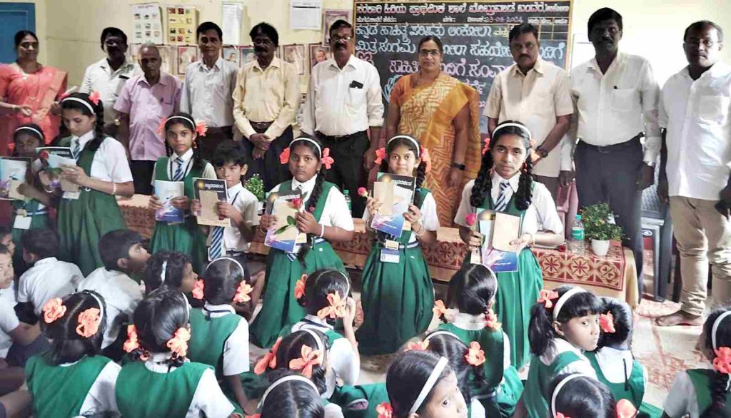 ಅಂಕೋಲಾ ಕ. ಸಾ. ಪ. ಹಾಗೂ ಮಿತ್ರ ಸಂಗಮದಿಂದ ದೇಶಭಕ್ತಿ ಗೀತೆಗಳ ಸ್ಪರ್ಧೆ ಹಾಗೂ ಸಾಹಿತಿಗಳ ಸಂವಾದ ಕಾರ್ಯಕ್ರಮ