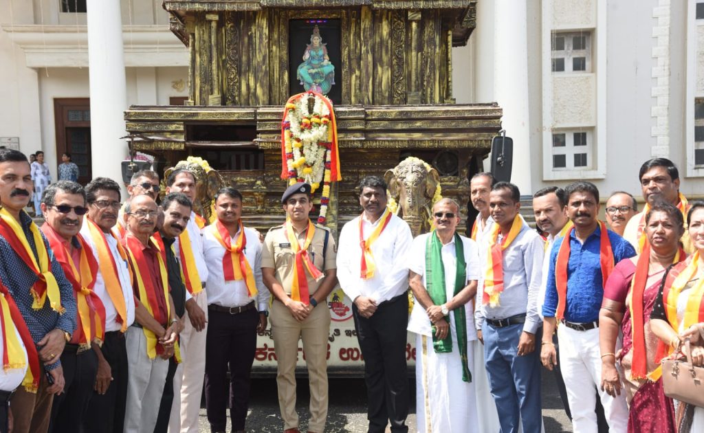 ಸುವರ್ಣ ಕರ್ನಾಟಕ ರಥಯಾತ್ರೆಗೆ ಮಂಗಳೂರಿನ ಪುರಭವನದಲ್ಲಿ ಸ್ವಾಗತ