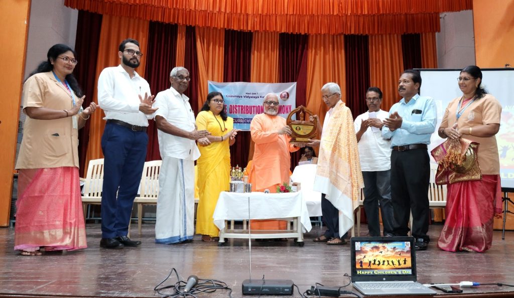 “ಕೇರಳ ಸಾಹಿತ್ಯ ಅಕಾಡೆಮಿ ಪುರಸ್ಕಾರ ವಿಜೇತರಾದ ಕೆ. ವಿ. ಕುಮಾರನ್ ಮಾಸ್ಟರ್ ಇವರಿಗೆ ಚಿನ್ಮಯ ವಿದ್ಯಾಲಯದಲ್ಲಿ ಅಭಿನಂದನೆ “