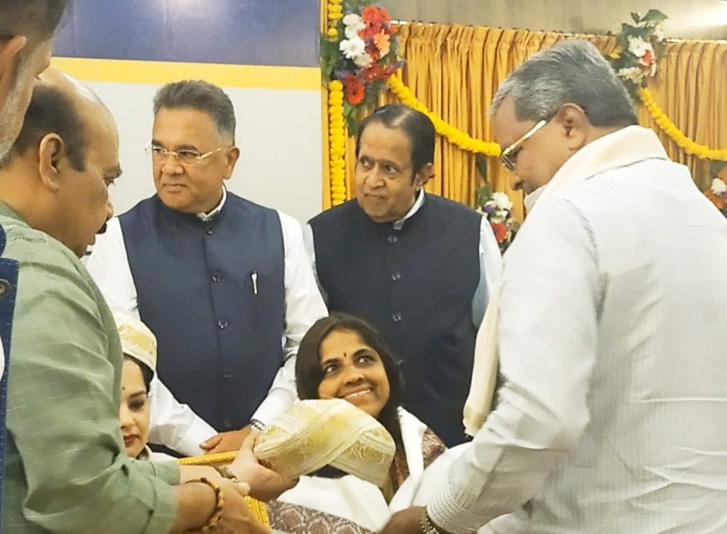 ಸಾಹಿತಿ ಡಾ. ಕಾತ್ಯಾಯಿನಿ ಕುಂಜಿಬೆಟ್ಟು ಇವರಿಗೆ ‘ರಮಣಶ್ರೀ ಶರಣ ಸಾಹಿತ್ಯ’ ಪ್ರಶಸ್ತಿ ಪ್ರದಾನ