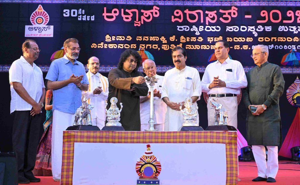 ವಿರಾಸತ್ನಲ್ಲಿ ನೀಲಾದ್ರಿ ಕುಮಾರ್ ಇವರಿಂದ ಸಂಗೀತದ ಅಲೆಗಳ ಸಿತಾರ್-ಝಿತಾರ್ ಬೆರಳ ಮಾಂತ್ರಿಕತೆಯ ನಿನಾದ