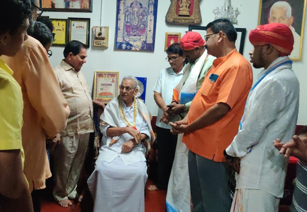 ತೊಂಬತ್ತರ ಸುಂದರಾಂಗನಿಗೆ ಯಕ್ಷ ಮುಕುಟದ ಅಲಂಕಾರ