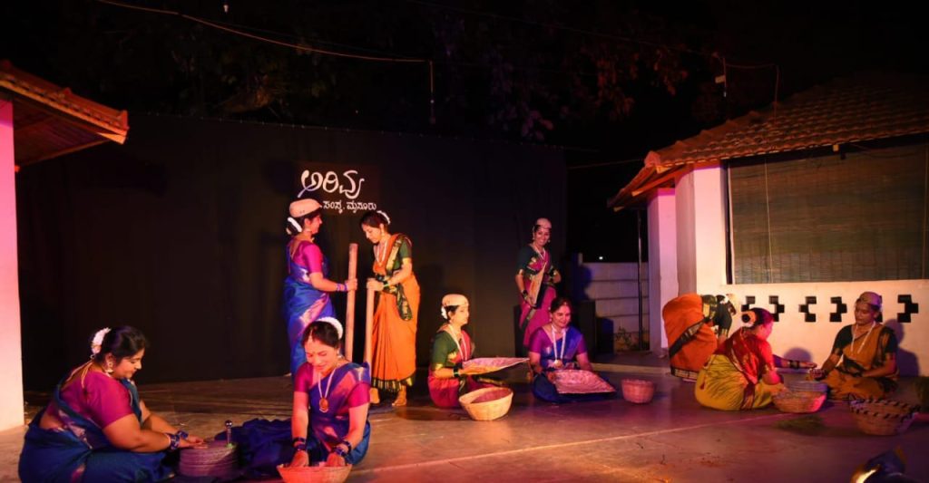 ಕಿಕ್ಕಿರಿದು ತುಂಬಿದ್ದ ಸಭೆಯನ್ನು ಮಂತ್ರ ಮುಗ್ದಗೊಳಿಸಿದ್ದು ನಮ್ಮ ‘ಅನ್ ಪ್ರೊಫೆಷನಲ್’ ಕಲಾವಿದರ ‘ಪ್ರೊಫೆಷನಲ್ ಪರ್ಫಾರ್ಮೆನ್ಸ್’ನ ಯಶಸ್ಸು