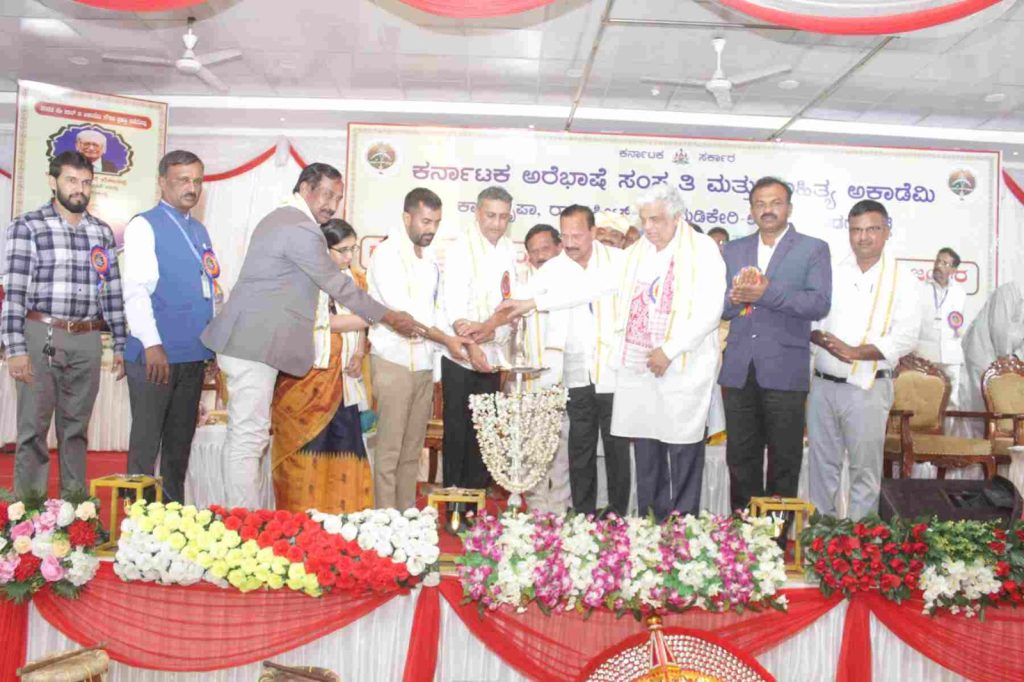 ಮಡಿಕೇರಿಯ ಗೌಡ ಸಮಾಜದಲ್ಲಿ ಗೌರವ ಪ್ರಶಸ್ತಿ ಪ್ರದಾನ ಮತ್ತು ಕೃತಿಗಳ ಲೋಕಾರ್ಪಣೆ