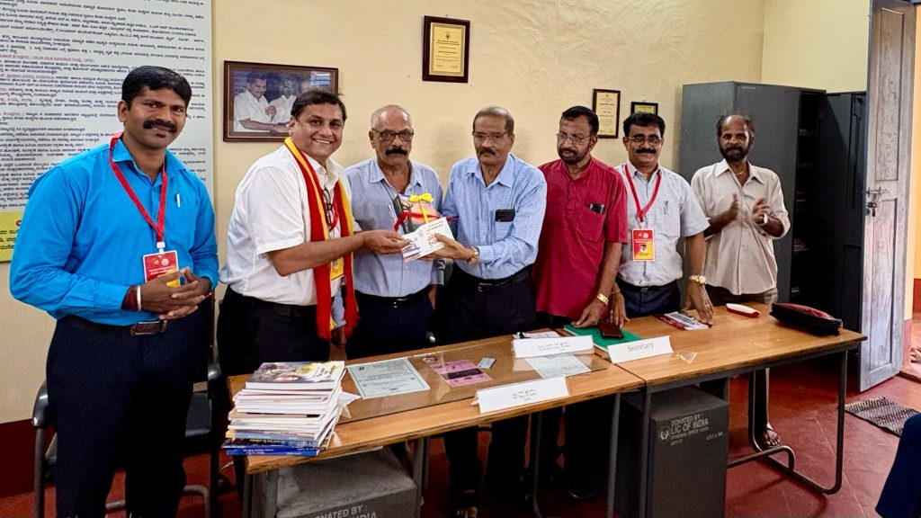 ಹಿರಿಯರಿಗೆ ಪುಸ್ತಕಗಳ ಕೊಡುಗೆ
