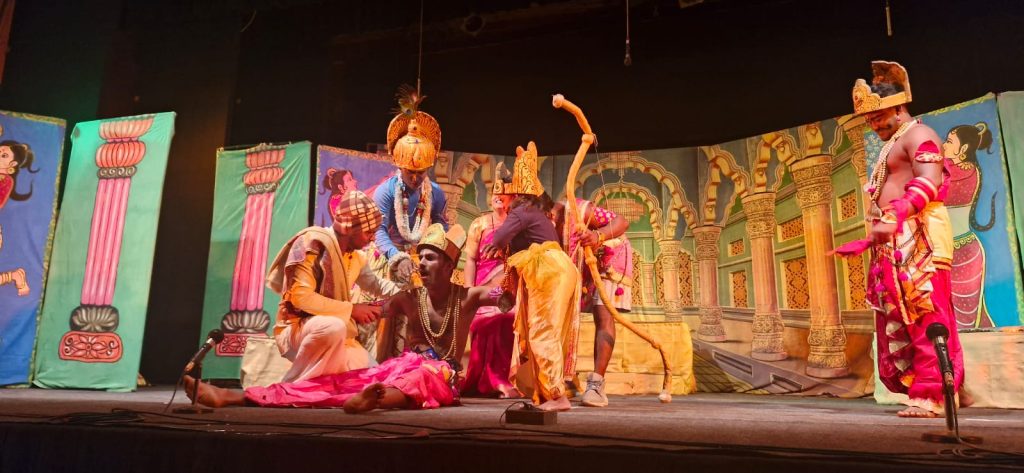 ಬೆಳಗಾವಿಯ ಲೋಕಮಾನ್ಯ ರಂಗಮಂದಿರದಲ್ಲಿ ಪ್ರೇಕ್ಷಕರನ್ನು ರಂಜಿಸಿದ ‘ಶ್ರೀ ಕೃಷ್ಣ ಸಂಧಾನ’ ನಾಟಕ