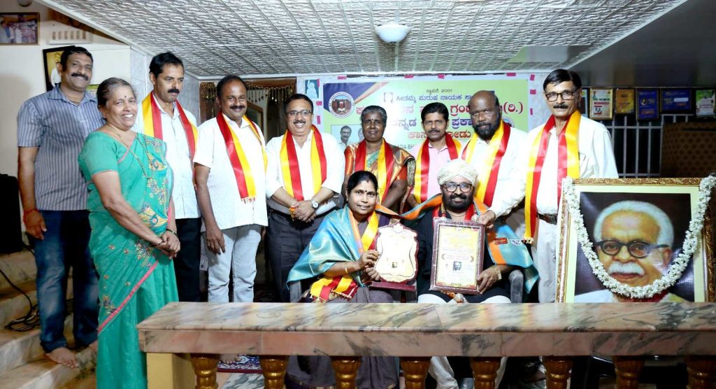 ಕಾಸರಗೋಡಿನ ಕನ್ನಡ ಭವನ ವೇದಿಕೆಯಲ್ಲಿ ಪ್ರಶಸ್ತಿ ಪ್ರದಾನ ಸಮಾರಂಭ