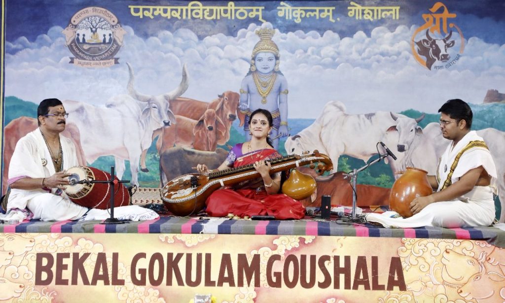 ವಿಷ್ಣು ಹೆಬ್ಬಾರ್ ರಚಿಸಿದ ಕೃತಿಯ ವೀಣಾವಾದನವನ್ನು ಪೂರ್ಣಗೊಳಿಸಿದ ಶ್ರೀಲತಾ