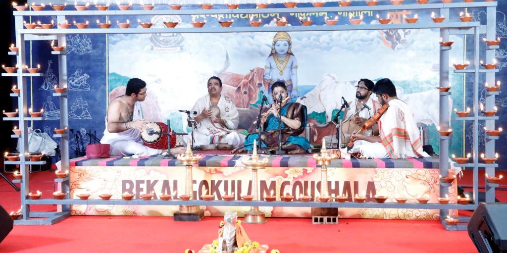 ದೀಪದ ಬೆಳಕಿನಲ್ಲಿ ಶಾಂತಲಾ ಸುಬ್ರಮಣ್ಯಂ ಇವರ ಕೊಳಲು ವಾದನ ಕಛೇರಿ