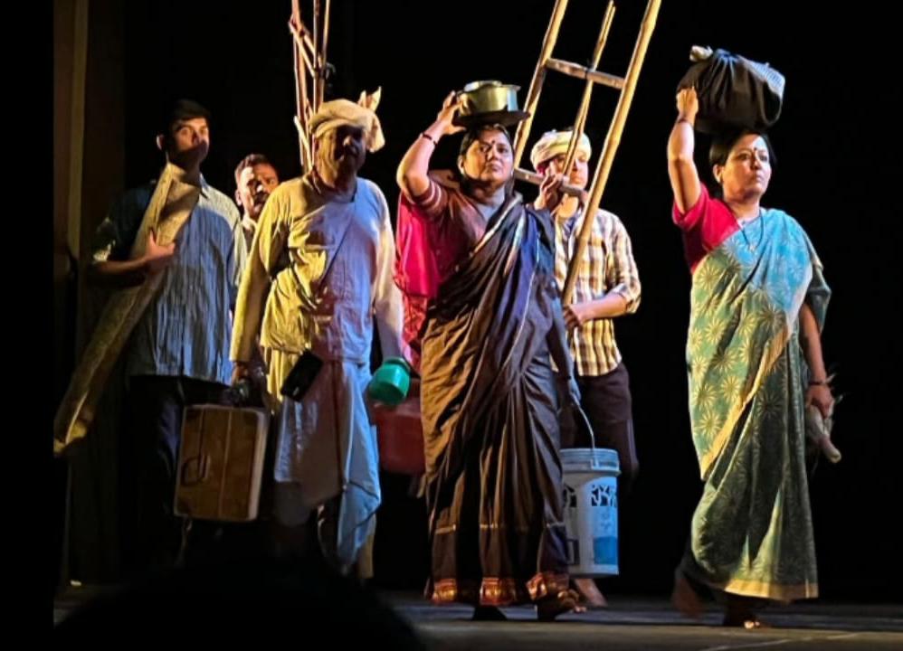 ಪ್ರೇಕ್ಷಕರನ್ನು ಸೆರೆಹಿಡಿಯುವಲ್ಲಿ ಯಶಸ್ವಿಯಾದ ನಾಟಕ ‘ನಕ್ಷತ್ರ ಯಾತ್ರಿಕರು’