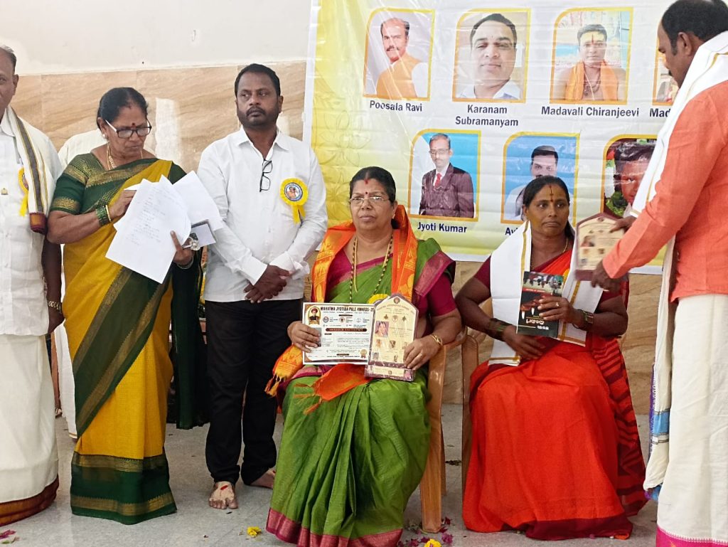 ತುಳು ಸಾಹಿತಿ ಶ್ರೀಮತಿ ಕುಶಲಾಕ್ಷಿ ವಿ. ಕುಲಾಲ್ ಇವರಿಗೆ ಪ್ರಶಸ್ತಿ ಪ್ರದಾನ